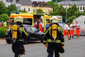 Großeinsatz in Döbeln: Unbekannte Substanz im Einkaufsmarkt und in Drogerie sorgt für Atemwegsreizungen und Schwindel bei Kunden - Zu einem Großeinsatz von 50 Rettungskräften kam es am Mittwoch am Kaufland Döbeln.