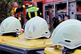 Großeinsatz in Freiberg: Rauch dringt aus Wohnhaus - Mit einem großen Aufgebot rückte die Feuerwehr in der Unterhofstraße -musste aber nicht löschen.