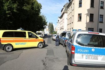 Rettungsdienst und Polizei waren am Montagabend in Limbach-Oberfrohna im Einsatz, weil sich ein Guineer zunächst mit einer Flüssigkeit übergossen und dann ein Feuerzeug in den Händen gehalten hatte.