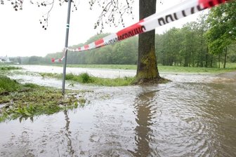 Großeinsatz in Mühltroff: Textilfirma steht unter Wasser - Land unter in Unterreichenau: Hier verläuft normalerweise ein Landwirtschaftsweg. Die Weida hatte sich in den Wiesen breitgemacht.
