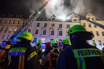 Großeinsatz in Plauen: Feuer zerstört Mehrfamilienhaus – Polizei schätzt Schaden auf mindestens 100.000 Euro - Wohnhausbrand in der Nacht zum Samstag in Plauen. Das Haus ist nicht mehr bewohnbar.