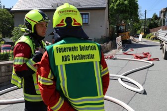 Großeinsatz mit Gefahrgutzug im Erzgebirge - Durch einen Bagger ist am Samstagvormittag im Zschorlauer Ortsteil Albernau eine Gasleitung beschädigt worden.