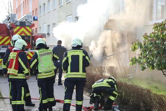 Dicke Rauchsäulen drücken aus den Kellerfenstern.