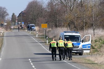 Großeinsatz nahe Leipzig: Polizei sucht Waffenlager der „Sächsischen Separatisten“ - Beamte bei der Suchaktion am Donnerstag.