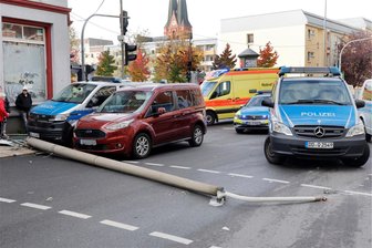 Großeinsatz: Schlägerei auf Chemnitzer Sonnenberg - Polizeiauto rammt Laterne - Bei einem Großeinsatz wurde ein Polizeiwagen in einen Unfall verwickelt, in dessen Folge eine Laterne umfiel.
