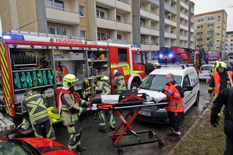 Großeinsatz von Feuerwehr und Rettern in Hohenstein-Ernstthal: Für Mann kommt jede Hilfe zu spät - Ein Großaufgebot war am Donnerstagvormittag in der Ringstraße im Einsatz.