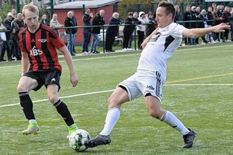 Großen Wurf knapp verpasst - Immer wieder waren die Syrauer, wie hier Axel Sennewald (rechts), einen Tick eher am Ball als ihre Gegenspieler. Mit einer starken Leistung sicherte sich der Aufsteiger einen Punkt beim Spitzenreiter.