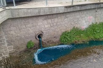 Großer ABC-Einsatz und großes Schweigen - Eine bislang unbekannte Flüssigkeit ist am Montagabend in die Zwönitz gelaufen.