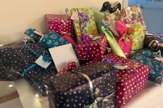 Großer Adventskalender für Intensivstation in Greiz - Rätselraten um Spender - Wieder wurden anonym 24 Pakete im Krankenhaus Greiz abgegeben.
