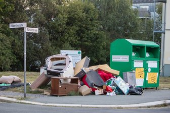 Großer Ärger über vermüllte Container-Standorte in Plauen: „Dort könnte man fast eine Wohnungseinrichtung draus bauen“ - Am Containerstandort Hölderlin-/Rückertstraße stapelt sich der Müll.