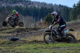Großer Andrang am Steinbruch: Venusberger freuen sich beim Silvesterenduro über Rekordbeteiligung - Das Silvesterenduro auf dem Kurs des MC Mittleres Erzgebirge war hervorragend besucht. Bis in die Nachmittagsstunden dröhnten am letzten Tag des Jahres die Motoren. Gemeinsam auf dem Kurs: Pascal Sadecki (Zschopau, r.) und Quad-Pilot Neo Meier aus Ehrenfriedersdorf.