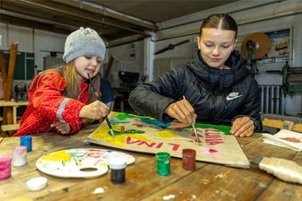Großer Andrang auf dem Auerbacher Flugplatz: Kinder basteln sich Drachen - Luna (4) und Lina (14) aus Ellefeld kamen am Montag auf den Flugplatz, um sich einen Drachen zu basteln.