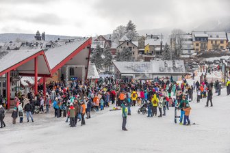 Großer Andrang auf den Skihängen im Erzgebirge - und die Aussichten bleiben gut - Andrang herrschte am Wochenende am Fichtelberg: Zahlreiche Skifahrer zog es nach Oberwiesenthal.