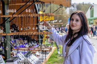 Großer Andrang auf Kräutermarkt in Thermalbad Wiesenbad - Auch Schmuck wurde angeboten. Chiara Schubert schaute sich am Stand von "Goldader Mineralien" genauer um.