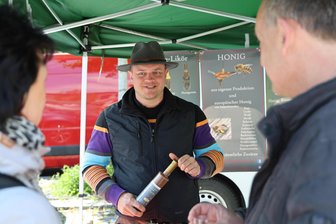Großer Andrang auf Thumer Naturmarkt – Besucher von regionalen Produkten begeistert - René Weißbach bietet an seinem Stand selbst hergestellten Eierlikör zur Verkostung an.