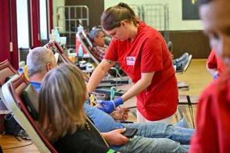 Großer Andrang bei Blutspende für Vereine in Limbach-Oberfrohna - Das DRK nimmt Blutspenden in der Stadthalle Limbach-Oberfrohna.