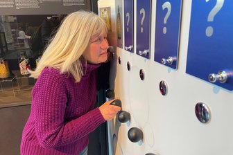 Großer Andrang bei Eröffnung von Fit-Sonderausstellung im Industriemuseum - Maren Stübner testet die verschiedenen Gerüche der Fit-Produkte.
