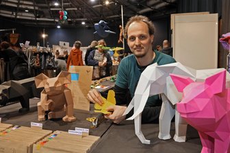Halle und alle Gaenge waren voll zur Kreativmesse in Zwickau. Ein neu entdecktes Material ist Papier. Damit setzen sich einige der Aussteller intensiv auseindander. Im Bild das Label Liebesreh aus Halle EX Schneeberg Student Kim Hoewele entwirft Tiere in 3 D zum Selberfalten.