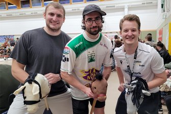 Großer Andrang bei Hobby-Horse-Turnier im Erzgebirge: Warum drei junge Männer dafür aus Nordrhein-Westfalen anreisen - Beim Hobby-Horse-Turnier in Eibenstock dabei: Jan, Sean und Nils (von links) hatten mit ihren Steckenpferden viel Spaß.