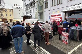 Großer Andrang bei Neueröffnung von Einkaufsmarkt im Erzgebirge: Das sagen Kunden - Die ersten Kunden standen pünktlich bei Ladenöffnung des neuen Woolworth-Geschäfts in Aue Schlange.