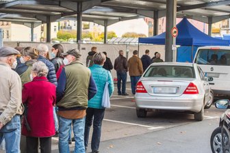 Großer Andrang: Bei zweiter Drive-In-Impfaktion in Aue muss Nachschub besorgt werden - 