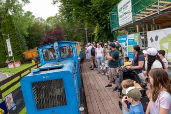 Großer Andrang beim Kiwanis-Kinderfest bei der Plauener Parkeisenbahn - Mit dem Zug ging es zum Festgelände.