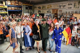 Großer Andrang im DDR-Museum Süßebach: Ostalgie-Modenschau begeistert Besucher - Die Mitglieder der Model- und Eventagentur Trends-Up aus Auerbach ließen bei einer Modenschau mit Musik und Schauspiel im DDR-Museum in Süßebach die DDR-Zeit wieder aufleben.
