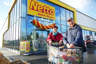 Großer Andrang in breiten Gängen: Neuer Weißbacher Netto-Markt eröffnet - Aus Gelenau waren am Dienstag auch Rosalinde und Frank Harzer gekommen, um im Amtsberger Netto-Markt einkaufen zu gehen. So wie seit vielen Jahren schon.