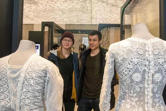 Großer Andrang zur Eröffnung der „Fabrik der Fäden“: Wie das neue Museum bei den Besuchern ankommt - Unter den ersten Gästen waren Marina Dittschar und Maximilian Schilling aus Stuttgart, die den Besuch bei den Großeltern in Plauen mit der Eröffnung des Museums verknüpften.