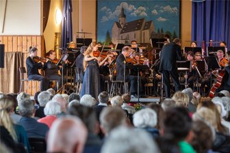 Großer Applaus für Frühlingskonzerte mit der Vogtland-Philharmonie Greiz/Reichenbach in Straßberg - Die Vogtland-Philharmonie Greiz/Reichenbachgab am Wochenende in Straßberg zwei Frühlingskonzerte.