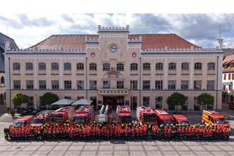 Großer Auflauf auf dem Zwickauer Hauptmarkt: Was war da los? - Mit der Drohne aufgenommen: Gruppenfoto der Zwickauer Jugendfeuerwehren auf dem Hauptmarkt.