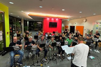 Großer Auftritt beim Europäischen Blasmusikfestival: Aufregung bei vogtländischen Musikern steigt - Die Netzschkauer Musikanten haben die Generalprobe für Bad Schlema absolviert.