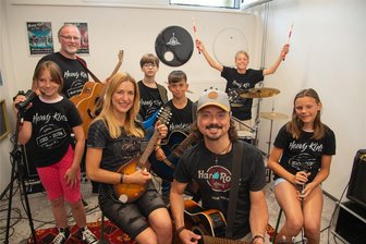 Großer Auftritt für die Heavy Kids: Stefanie Hertel rockt mit Oelsnitzer Schulband auf Schloss Voigtsberg - Stefanie Hertel und ihr Ehemann und Musiker Lanny Lanner (Mitte) besuchten die Proben der Schulband Heavy Kids mit ihrem musikalischen Leiter Ronny Zeuke (hinten links) an der Grundschule Am Stadion in Oelsnitz. Sie treten gemeinsam mit den Schülern am 9. August auf Schloss Voigtsberg auf.