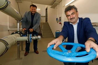 Großer Aufwand für Grundnahrungsmittel - Sylvio Krause (vorn) und Lars Kluge haben die neue Anlage auf dem Pfaffenberg symbolisch in Betrieb genommen. 