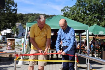Großer Bahnhof an altem Bahnhof im Erzgebirge: Stadt schafft neuen Ortsmittelpunkt - Bürgermeister Thomas Mauersberger (r.) und Egbert Bärthel bei der Eröffnung des neugestalteten Bahnhofs.
