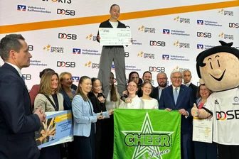 Großer Bahnhof: Bundespräsident ehrt Cheerleaderinnen aus Mittelsachsen - Über dem Bundespräsidenten steht in Deutschland normalerweise niemand mehr, außer wenn der Verein Cheer & Dance Waldheim aufstapelt.