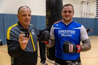 Großer Bahnhof für Gerd Mecke: Freiberger Box-Idol für mehr als 300 Kämpfe geehrt - Das Freiberger Box-Idol und sein Nachfolger im Ring: Gerd Mecke (l.), langjähriger Kapitän der Chemnitzer Wölfe, und Moritz Reichelt, der seit 2023 wieder zum Bundesliga-Kader des BC Chemnitz gehört. Mecke erhielt jetzt die Ehrennadel des Landessportbundes in Bronze für mehr als 300 Kämpfe.