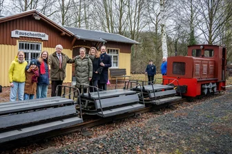 Großer Bahnhof für Kleinbahn bei Waldheim: Niethammers und die Papierfabrik Kriebethal - Start zur Sonderfahrt.