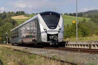 Großer Bahnhof in Annaberg-Buchholz: Neuer Batteriezug rollt ins Erzgebirge - Der historische Moment: Am Montag, 16.11 Uhr trifft der Batteriezug des Herstellers Alstom am Bahnhof Süd in Annaberg-Buchholz ein. Künftig sollen die Akkuzüge auch offiziell bis in die Kreisstadt fahren.