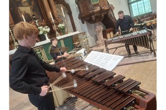 Großer Beifall für feurige Percussion-Klänge in Augustusburg - Musiksommer Augustusburg: Conrad Süß, Christoph Emanuel Sprenger und Lennart Pollmer (v. l.).