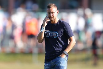 Großer Benefizfußballabend im Plauener Vogtlandstadion - Chris Löwe, hier als Sportdirektor des Chemnitzer FC beim Sachsenpokalspiel in Irfersgrün, zählt zu den bekanntesten Namen, die am Mittwoch im Plauener Vogtlandstadion auflaufen.