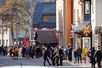 Großer Besucherandrang auf dem voradventlichen Markt in Seiffen - Viele nutzten das ungewöhnlich milde und trockene Novemberwetter, um sich in Seiffen auf den Advent einzustimmen.