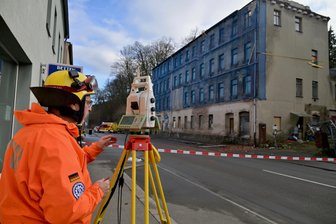 Großer Einsatz und Straßensperrung in Wilkau-Haßlau: Teile der ehemaligen Pantoffelfabrik stürzen ein - Das Haus Kirchberger Straße 46 in Wilkau-Haßlau befindet sich seit langem in marodem Zustand. Jetzt stürzten Teile des Daches ein.