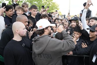 Großer Empfang für Läufer Saatçi: "Als Erstes ein Döner" - Arda Saatci wurde bei seiner Ankunft in Berlin von euphorischen Fans begrüßt.
