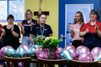 Großer Empfang nach großer Leistung: Hartmannsdorferin beschert Keglern von Fortschritt Mittweida ersten nationalen Titel - Fiona Karl (M.) wurde am Sonntag das zweite Mal in Folge Deutsche U-23-Meisterin – das erste Mal im Trikot des TSV Fortschritt Mittweida.