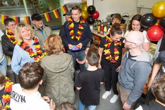 Großer Empfang: Zwönitzer Taekwondo-Kämpfer überraschen ihren WM-Helden - Mit einem überraschenden Empfang haben die Zwönitzer ihren Enno (Mitte, mit Girlande) gewürdigt.