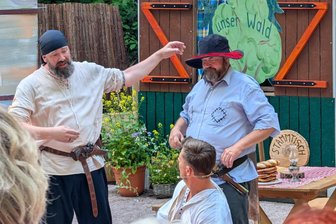 Großer Erfolg beim Doppel-Jubiläum: Märchentheater in Schlegel lockt Hunderte Gäste an - Mit „Tischlein deck dich" feierte das Schlegeler Märchentheater sein Jubiläum.