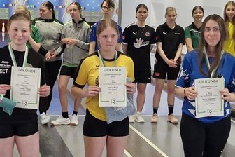 Großer Erfolg für den SKV Auerbach: Nachwuchskeglerin fährt zur Deutschen Meisterschaft - Samira Mindt vom SKV Auerbach (Mitte) wurde am Wochenende Kegel-Landesmeisterin der U14.