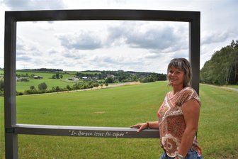 Großer Erfolg für einen kleinen Ort: Das ist das schönste Dorf im Vogtland - „In Bergen isses fei schee“ verspricht das Panoramafenster an der Bank der Generationen oberhalb der Ortsumgehung. Yvonne Smolla ist die Ideengeberin des Wander- und Erlebnisrundweges um das Dorf.