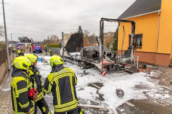 Großer Feuerwehreinsatz im Erzgebirge: Rund 50 Einsatzkräfte bekämpfen Lkw-Brand - Mehrere Feuerwehren waren am Samstag in Jahnsdorf im Einsatz.
